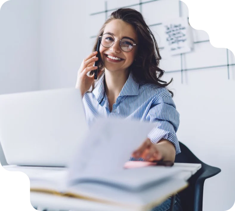 Une experte AdPremier au téléphone