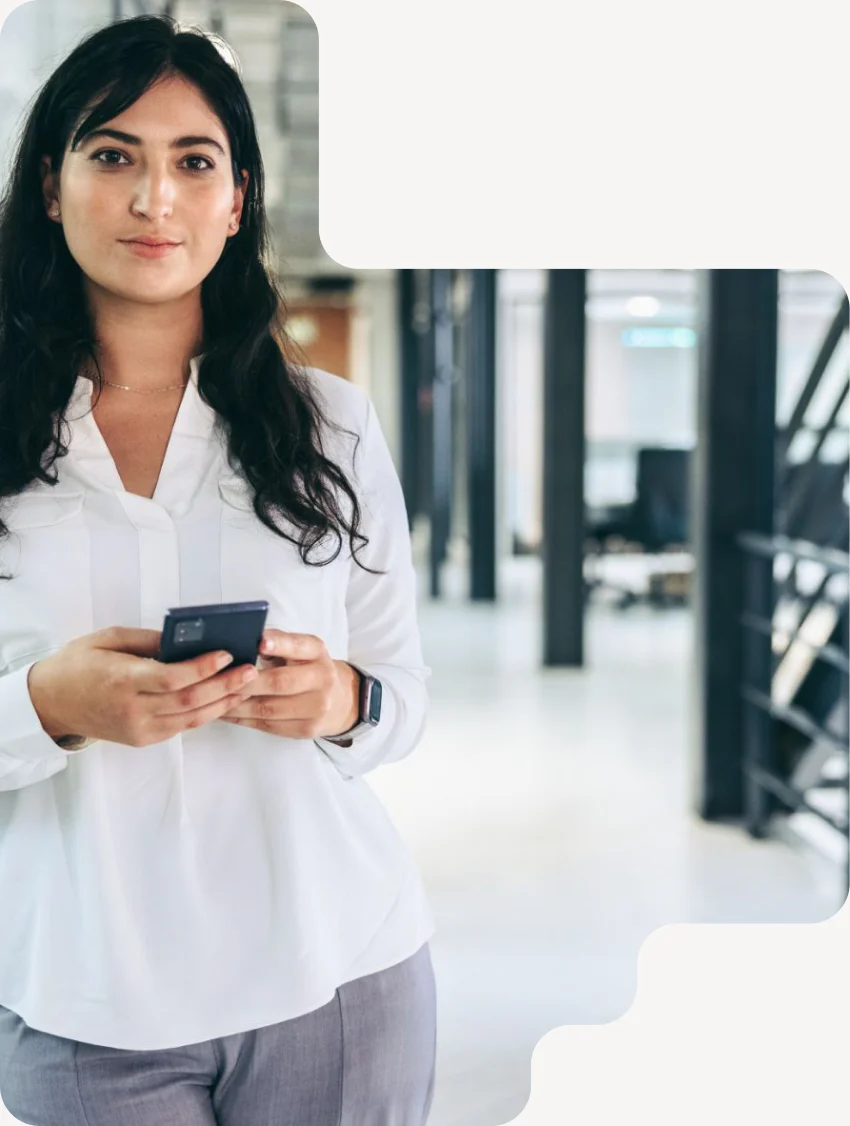 Consultante AdPremier, smartphone en main