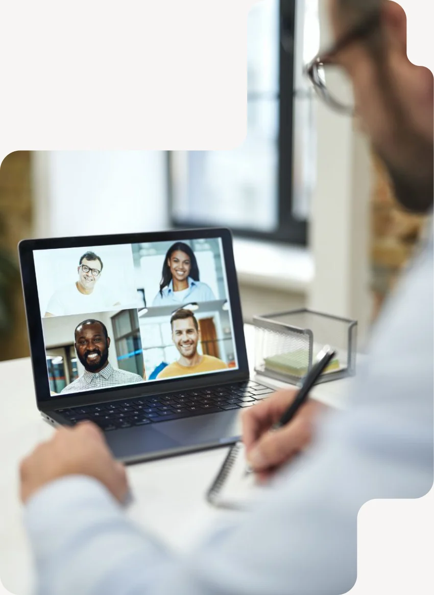 Visioconférence entre un consultant et quatre clients