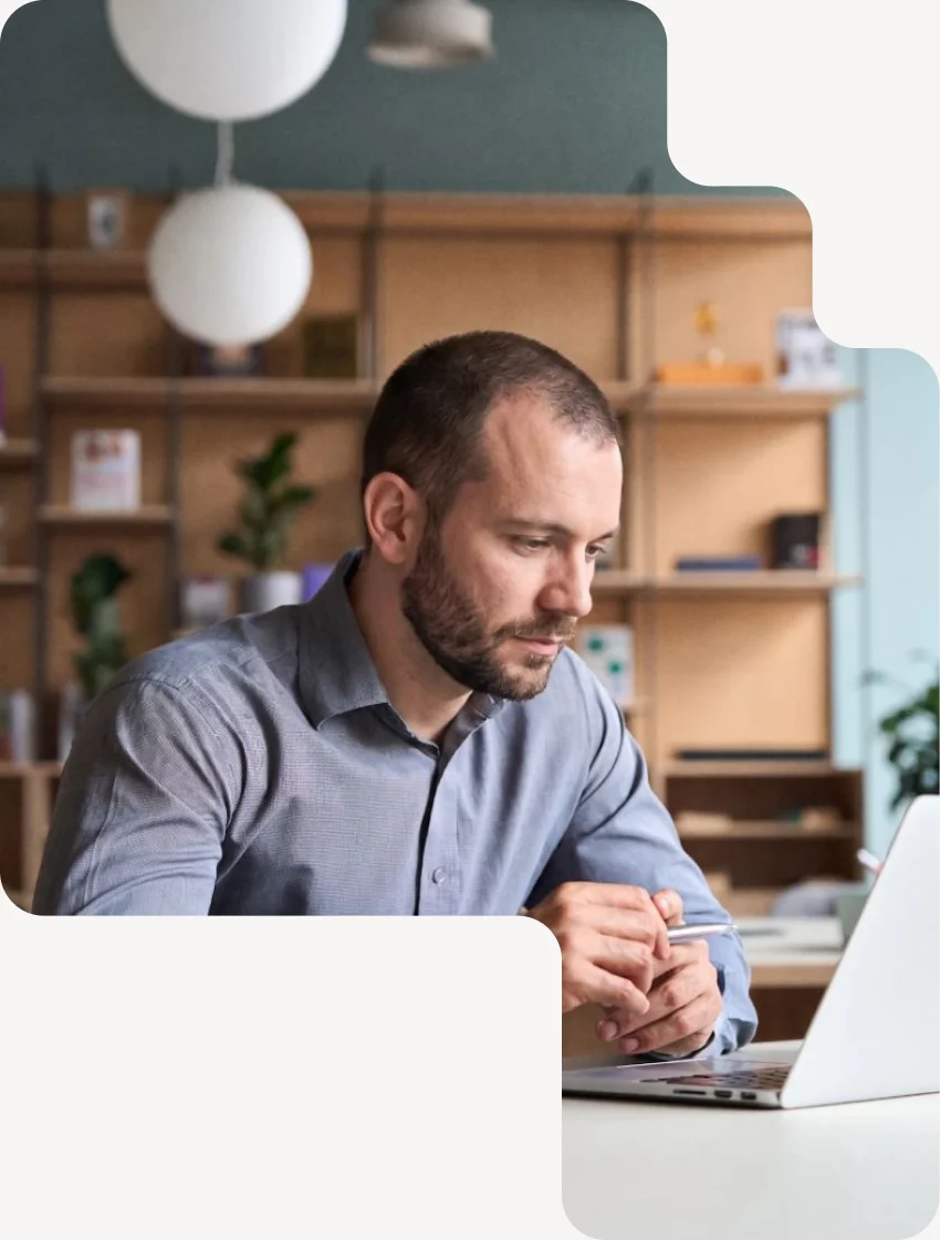 Expert technique AdPremier devant son ordinateur