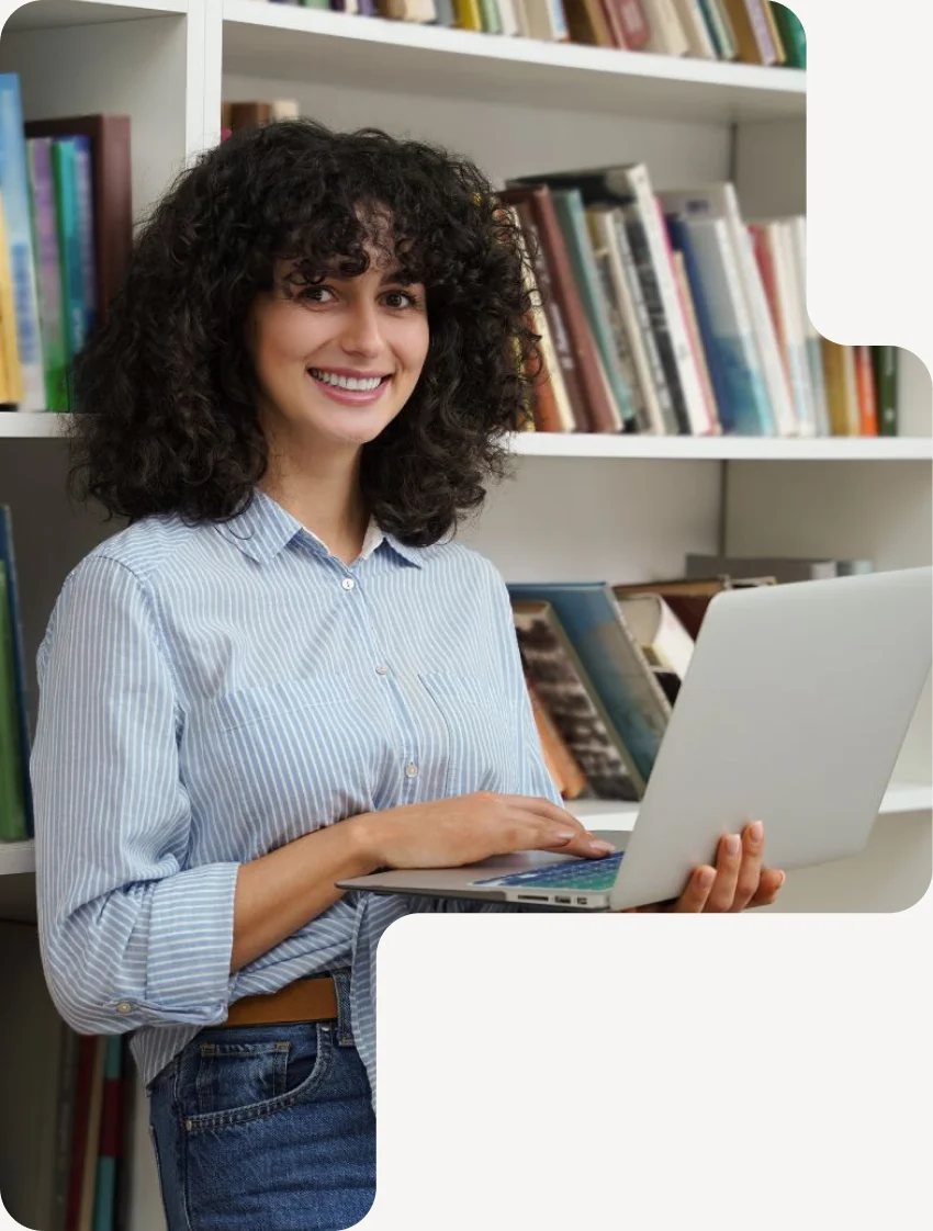 Cliente souriante, ordinateur portable en main